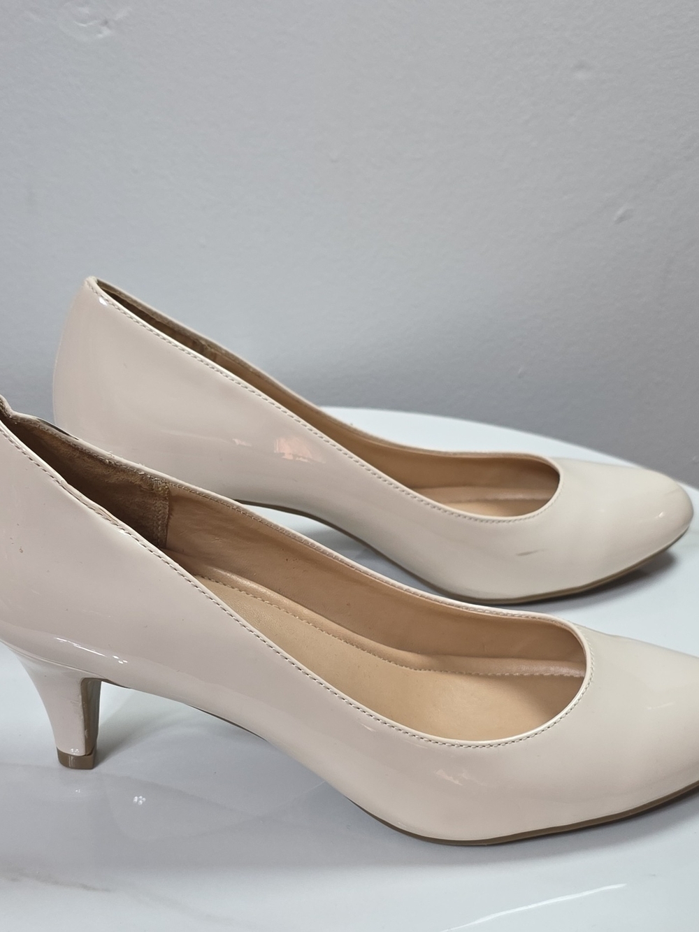 Classic Women's Patent Mid-Heel Pumps in Nude